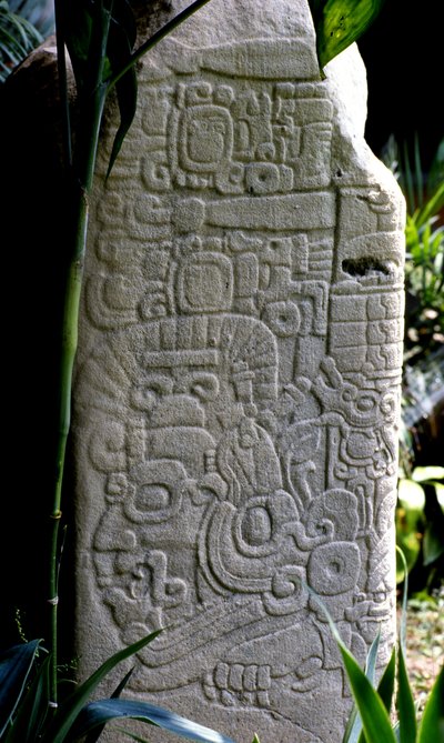 Estela 28 de Tikal, Período Clásico Temprano, 300-600 d.C. de Mayan